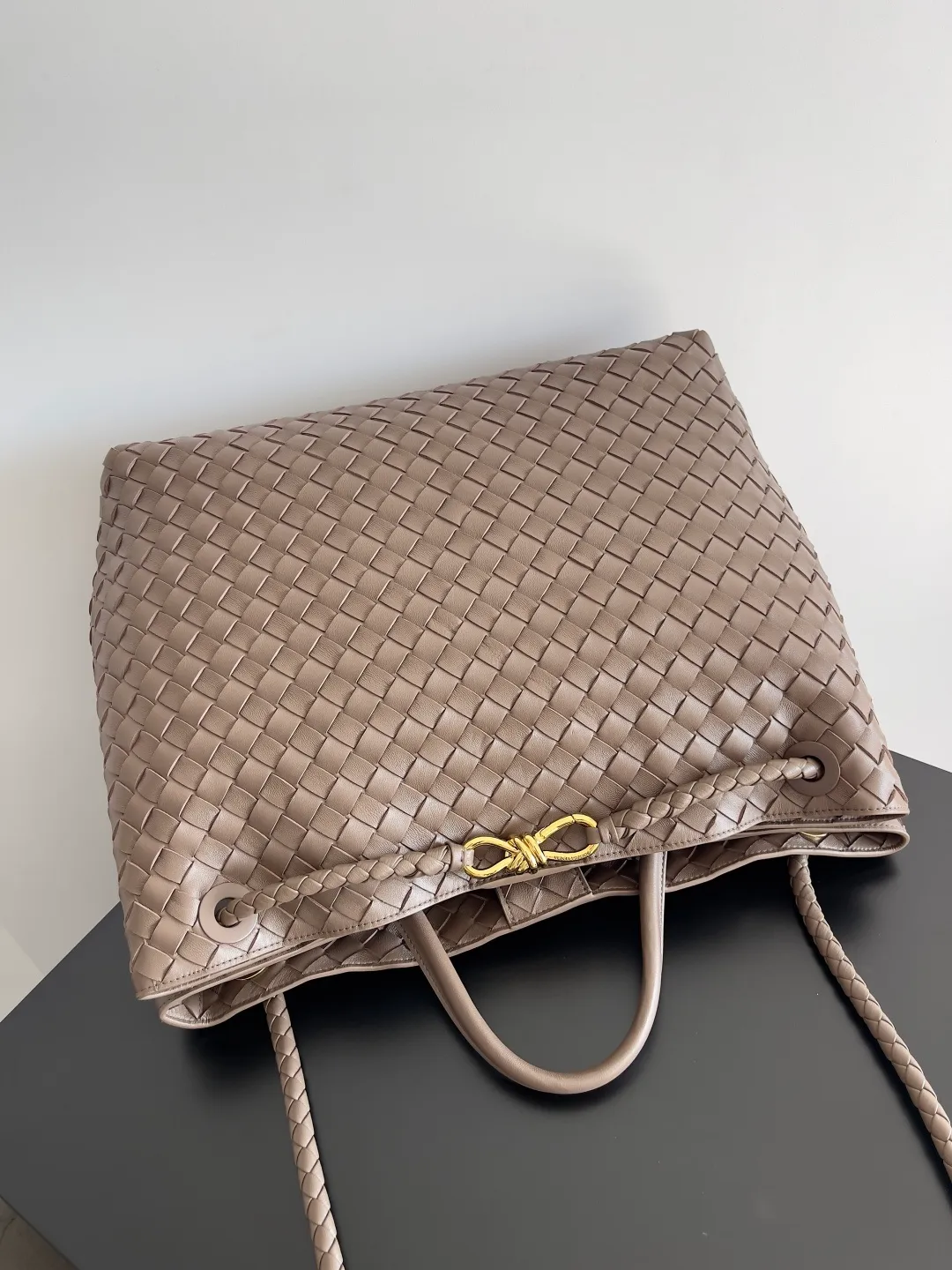 Batch 3760 Recently, the same style of bag that celebrities love is both high-end and practical. Michelle Yeoh, Kim Namjoon, Jing Boran, Tong Liya, Sun Qian, Wu Qianyu, Du Juan, Ma Yili and Bai Baihe are all carrying Bottega Veneta summer series Andiamo handbags. Andiamo has a simple structure and rounded lines. The whole piece is made of Nappa leather. It is comfortable, soft and dynamic. It adds interest to daily life and can be easily matched with various styles. Andiamo handbags are available in three sizes: small, medium and large. There are many colors to choose from, which can meet different needs. You can really carry it whether it is daily or attending events. Style number: 743575 Size: 45*22*34cm